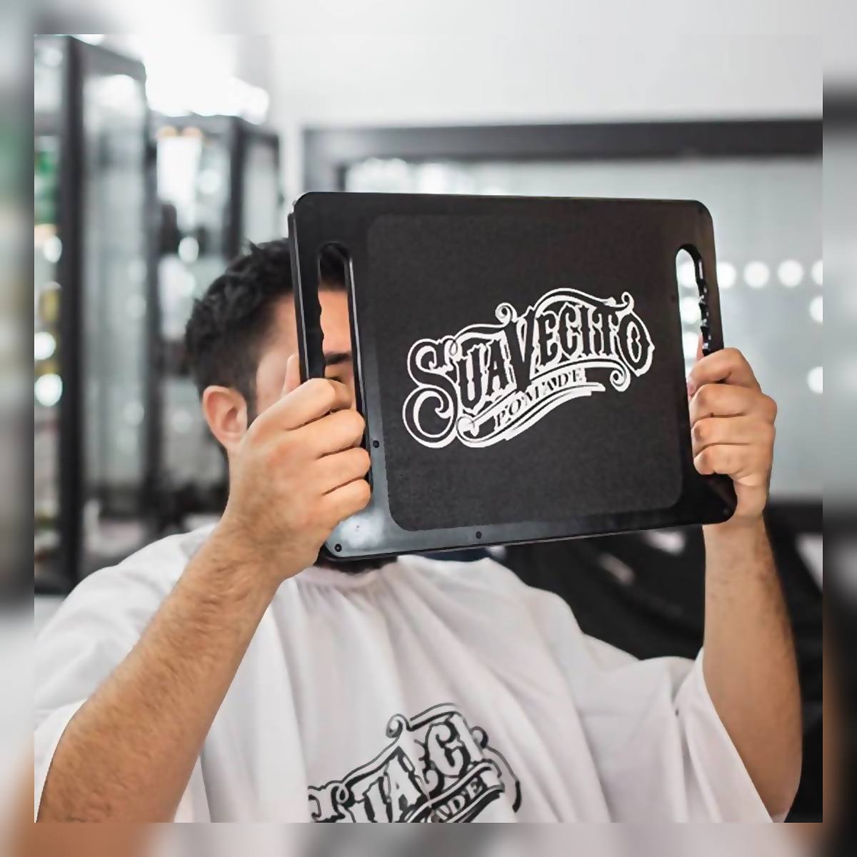 Espejo doble de barbería en uso, foto lifestyle, Suavecito