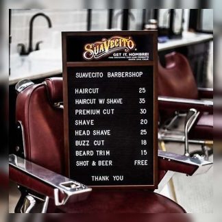 Pizarrón menú de barbería en foto lifestyle sobre silla, Suavecito