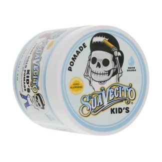 Pomada para niños de fijación ligera 113 g, envase en ángulo sobre fondo blanco, Suavecito