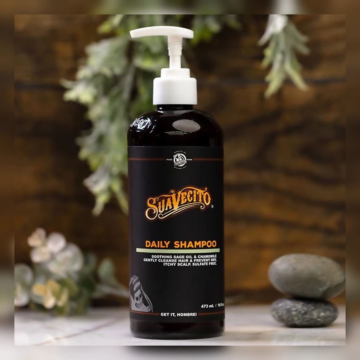 Shampoo diario 473 ml en foto lifestyle, vista frontal, Suavecito